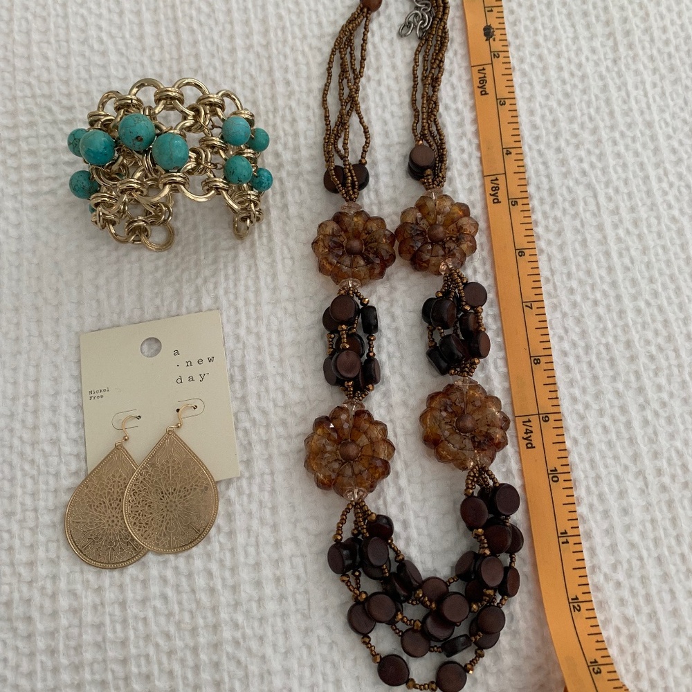 Accessoires bundle: necklace, earrings, cuff bracelet